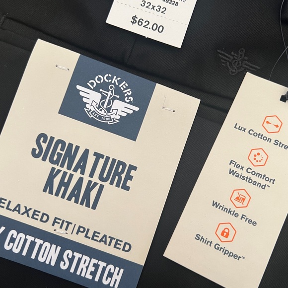 DOCKERS • Black Flex Comfort Waistband Relaxed Fit Signature Khaki Pants - Picture 5 of 5